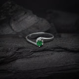 Anillo de compromiso con esmeralda natural de .20ct corte brillante elaborado en plata .925