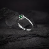 Anillo de compromiso con esmeralda natural de .20ct corte brillante elaborado en plata .925