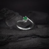 Anillo de compromiso con esmeralda natural de .20ct corte brillante elaborado en plata .925