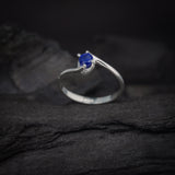 Anillo de compromiso con zafiro natural de .20ct corte brillante elaborado en plata .925