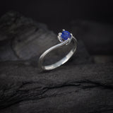Anillo de compromiso con zafiro natural de .20ct corte brillante elaborado en plata .925