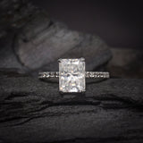 Anillo de compromiso con diamante de laboratorio de 2.5ct corte radiante con certificado IGI y 24 diamantes de laboratorio laterales elaborado en oro blanco de 14k