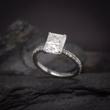 Anillo de compromiso con diamante de laboratorio de 2.5ct corte radiante con certificado IGI y 24 diamantes de laboratorio laterales elaborado en oro blanco de 14k