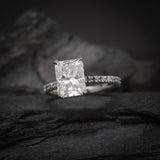 Anillo de compromiso con diamante de laboratorio de 2.5ct corte radiante con certificado IGI y 24 diamantes de laboratorio laterales elaborado en oro blanco de 14k