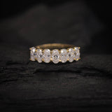 Media churumbela con moissanitas corte oval elaborada en oro amarillo de 14k