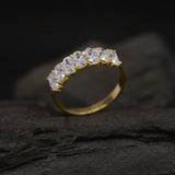 Media churumbela con moissanitas corte oval elaborada en oro amarillo de 14k