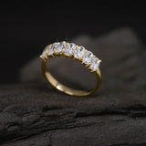 Media churumbela con moissanitas corte oval elaborada en oro amarillo de 14k