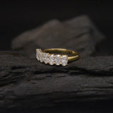 Media churumbela con moissanitas corte oval elaborada en oro amarillo de 14k