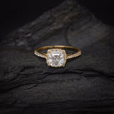 Anillo de compromiso con moissanita central de 1.0ct corte asscher con certificado GRA y 32 diamantes naturales laterales en oro amarillo de 14k