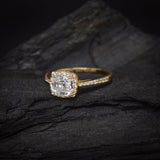 Anillo de compromiso con moissanita central de 1.0ct corte asscher con certificado GRA y 32 diamantes naturales laterales en oro amarillo de 14k