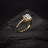Anillo de compromiso con moissanita central de 1.0ct corte asscher con certificado GRA y 32 diamantes naturales laterales en oro amarillo de 14k
