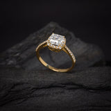 Anillo de compromiso con moissanita central de 1.0ct corte asscher con certificado GRA y 32 diamantes naturales laterales en oro amarillo de 14k