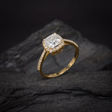 Anillo de compromiso con moissanita central de 1.0ct corte asscher con certificado GRA y 32 diamantes naturales laterales en oro amarillo de 14k
