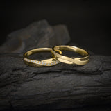 Par de argollas de matrimonio macizas de 4mm con incrustación de cristales (mitad de la pieza) elaboradas en oro amarillo de 18k