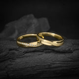 Par de argollas de matrimonio macizas de 4mm con incrustación de cristales (mitad de la pieza) elaboradas en oro amarillo de 14k