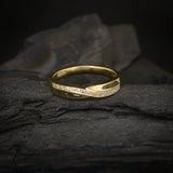 Par de argollas de matrimonio macizas de 4mm con incrustación de cristales (mitad de la pieza) elaboradas en oro amarillo de 14k