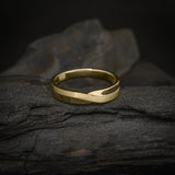 Par de argollas de matrimonio macizas de 4mm con incrustación de cristales (mitad de la pieza) elaboradas en oro amarillo de 14k