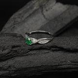 Anillo de compromiso con esmeralda natural de .50ct y diamantes naturales laterales elaborado en oro blanco de 14k