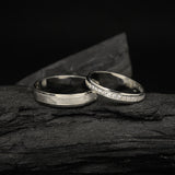 Par de argollas de matrimonio macizas de 4.5mm y 3.5mm con incrustación de 25 diamantes naturales (tres cuartos de pieza) elaboradas en oro blanco de 18k