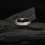 Par de argollas de matrimonio macizas de 4.5mm y 3.5mm con incrustación de 25 diamantes naturales (tres cuartos de pieza) elaboradas en oro blanco de 18k