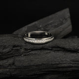 Par de argollas de matrimonio macizas de 4.5mm y 3.5mm con incrustación de 25 diamantes naturales (tres cuartos de pieza) elaboradas en oro blanco de 18k