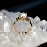 Anillo de compromiso con diamante de laboratorio de 1.5ct corte oval con certificado IGI y 10 zafiros naturales laterales elaborado en oro amarillo de 14k