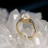 Anillo de compromiso con diamante de laboratorio de 1.5ct corte oval con certificado IGI y 10 zafiros naturales laterales elaborado en oro amarillo de 14k