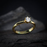 Anillo de compromiso con diamante natural central de .40ct con certificación GIA realizado en oro amarillo de 18 kilates
