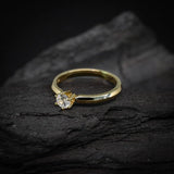 Anillo de compromiso con diamante natural central de .30ct corte brillante con certificado IGI elaborado en oro amarillo 14k