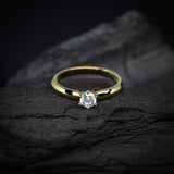 Anillo de compromiso con diamante natural central de .40ct con certificación GIA realizado en oro amarillo de 18 kilates
