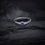 Anillo de compromiso con zafiro natural de .20ct corte brillante elaborado en plata .925