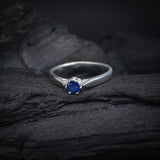 Anillo de compromiso con zafiro natural de .20ct corte brillante elaborado en plata .925