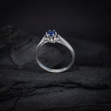 Anillo de compromiso con zafiro natural de .20ct corte brillante elaborado en plata .925