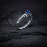 Anillo de compromiso con zafiro natural de .20ct corte brillante elaborado en plata .925