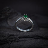 Anillo de compromiso con esmeralda natural de .20ct corte brillante elaborado en plata .925