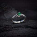 Anillo de compromiso con esmeralda natural de .20ct corte brillante elaborado en plata .925