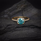 Anillo de compromiso con moissanita azul de 1.0ct corte brillante con certificado GRA y 32 diamantes naturales laterales elaborado en oro amarillo de 14k