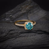Anillo de compromiso con moissanita azul de 1.0ct corte brillante con certificado GRA y 32 diamantes naturales laterales elaborado en oro amarillo de 14k