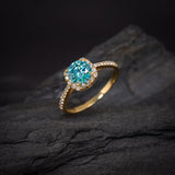 Anillo de compromiso con moissanita azul de 1.0ct corte brillante con certificado GRA y 32 diamantes naturales laterales elaborado en oro amarillo de 14k