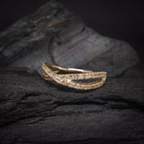 Media churumbela con cristales elaborada en oro amarillo de 18k