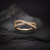 Media churumbela con cristales elaborada en oro amarillo de 18k