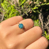 Anillo de compromiso con moissanita azul de 1.0ct corte brillante con certificado GRA y 32 diamantes naturales laterales elaborado en oro amarillo de 14k