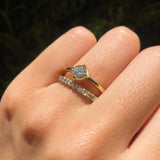 Anillo de compromiso con diamante natural central de .40ct corte brillante con certificación GIA y 13 diamantes naturales laterales elaborado en oro amarillo de 14k