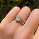 Anillo de compromiso con diamante natural central de .40ct corte brillante con certificación GIA y 13 diamantes naturales laterales elaborado en oro amarillo de 14k