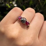 Anillo de compromiso con diamante natural "sal y pimienta" central de 1.20ct corte brillante, 2 rubíes naturales y 4 diamantes negros naturales elaborado en oro rosa de 14k
