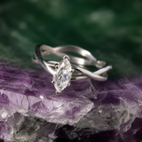 Anillo de compromiso con diamante natural de .50ct corte marquise con certificado IGI elaborado en oro blanco de 14k