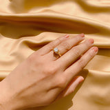 Anillo de compromiso con diamante natural central de .60ct corte brillante con certificación GIA y 18 diamantes naturales laterales elaborado en oro amarillo de 14k