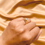 Anillo de compromiso con diamante natural central de .60ct corte brillante con certificación GIA y 18 diamantes naturales laterales elaborado en oro amarillo de 14k