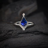 Anillo de compromiso con zafiro natural corte papalote y 10 diamantes naturales laterales elaborado en oro blanco de 14k