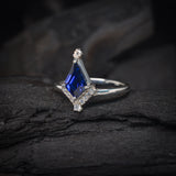 Anillo de compromiso con cristal azul corte papalote y 10 diamantes naturales laterales elaborado en plata .950